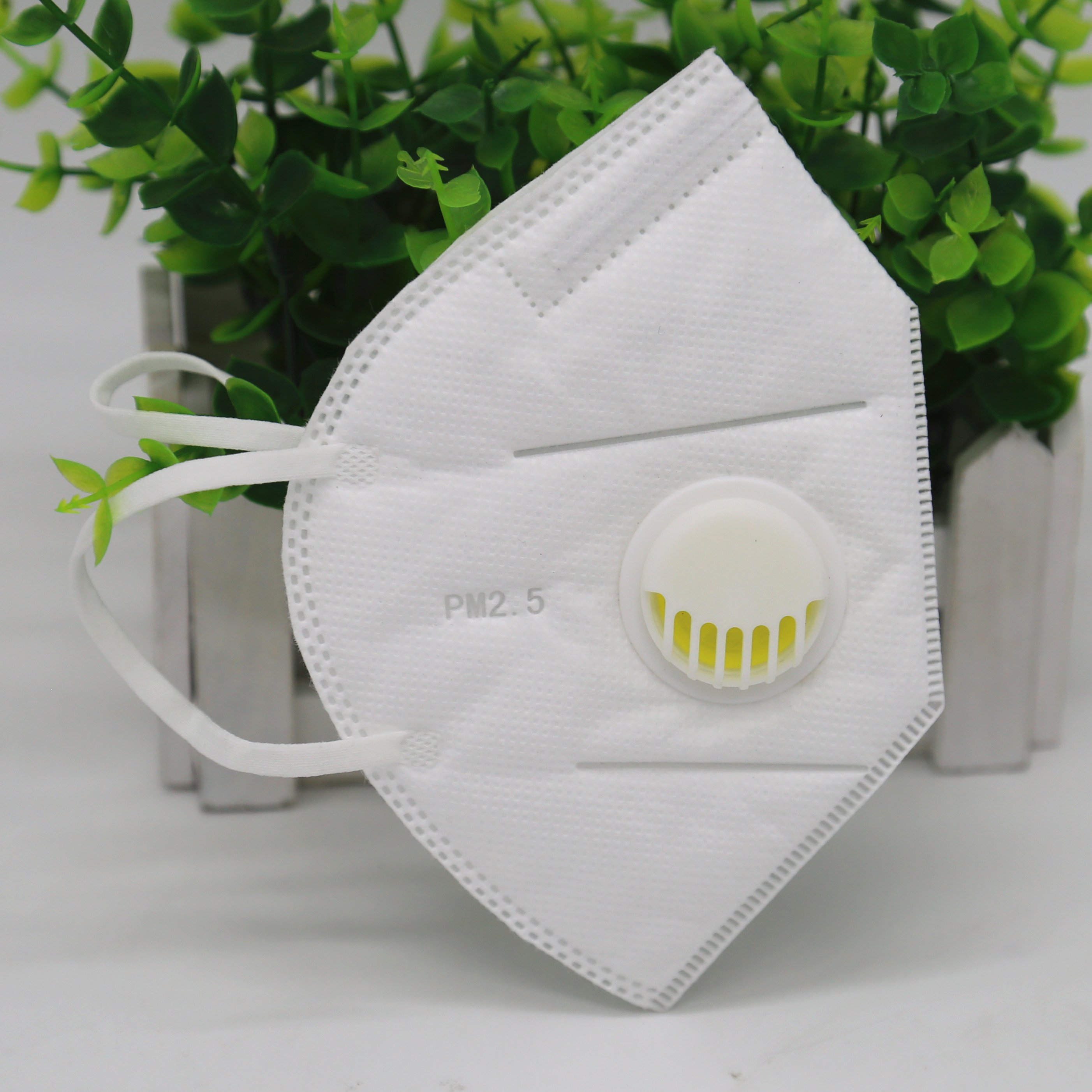 福瑞德 成人c型kn95 福瑞德 成人c型kn95 折叠耳戴式带呼吸阀防尘口罩